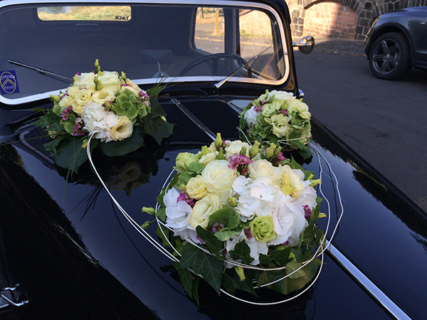 Der Hochzeitschmuck auf der Motorhaube
